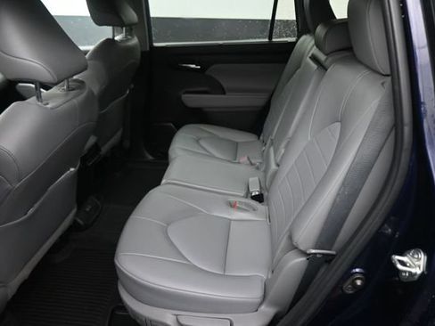 Used 2022 Toyota Highlander XLE w/ Protection Package #3 (TMS) AWD/4WD image 19