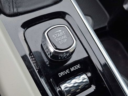 Used 2021 Volvo XC60 T5 Momentum w/ Premium Package image 24