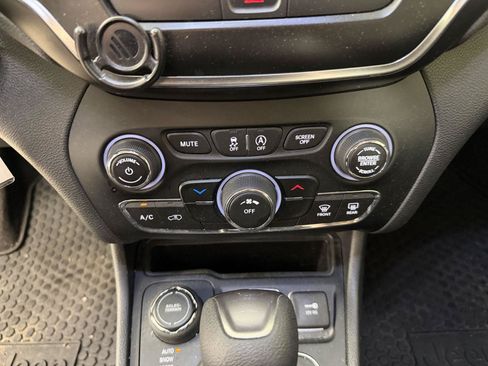 Used 2019 Jeep Cherokee Latitude w/ Cold Weather Group AWD/4WD image 22