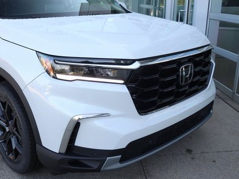New 2025 Honda Pilot Touring image 3