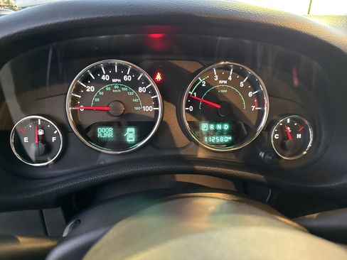 Used 2018 Jeep Wrangler Unlimited Sahara w/ Connectivity Group image 31