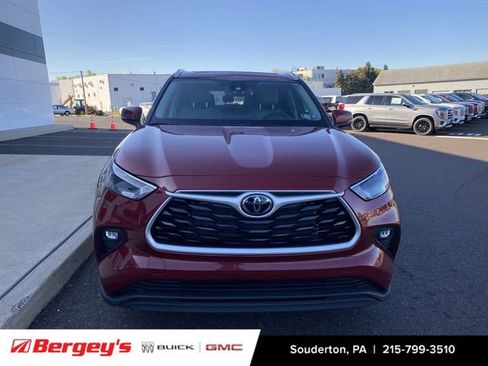 Used 2023 Toyota Highlander XLE image 6