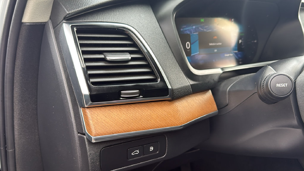 Certified 2025 Volvo XC90 T8 Plus AWD/4WD image 9