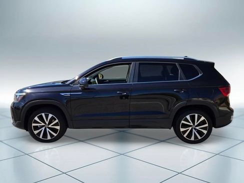 Used 2023 Volkswagen Taos SE w/ Panoramic Sunroof Package FWD image 9