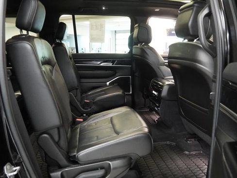 Used 2022 Jeep Wagoneer Series I w/ Premium Group I AWD/4WD image 30