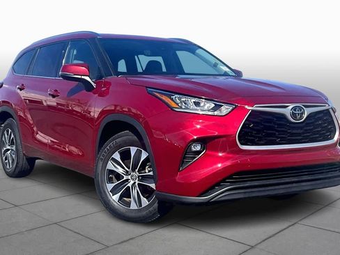 Used 2020 Toyota Highlander XLE image 3
