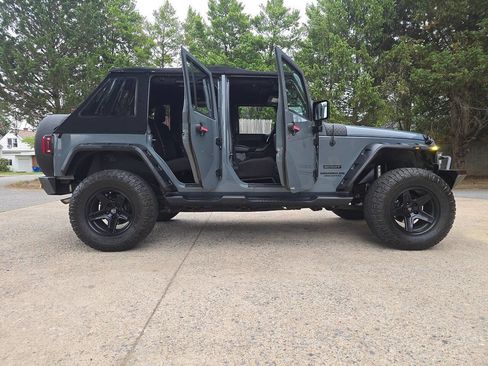 Used 2015 Jeep Wrangler Unlimited Sport w/ Max Tow Package AWD/4WD image 4