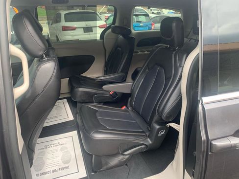 Used 2023 Chrysler Pacifica Touring-L image 9