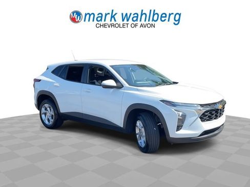 Used 2024 Chevrolet Trax LS w/ LS Convenience Package FWD image 2