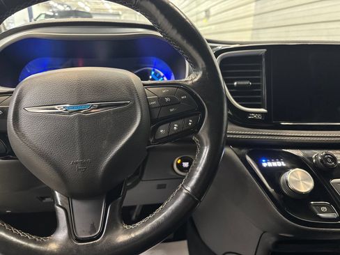 Used 2021 Chrysler Pacifica Touring-L w/ S Appearance Package FWD image 13