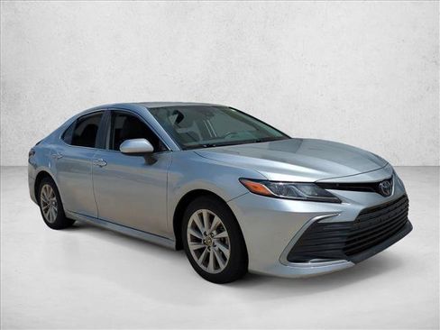 Used 2022 Toyota Camry LE FWD image 3