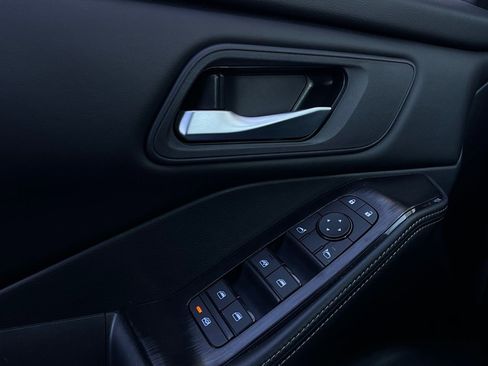 Used 2025 Nissan Rogue SV image 21