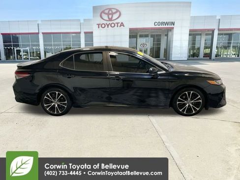 Used 2018 Toyota Camry SE image 9