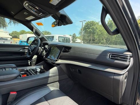 Used 2024 Jeep Wagoneer L Series II RWD image 28