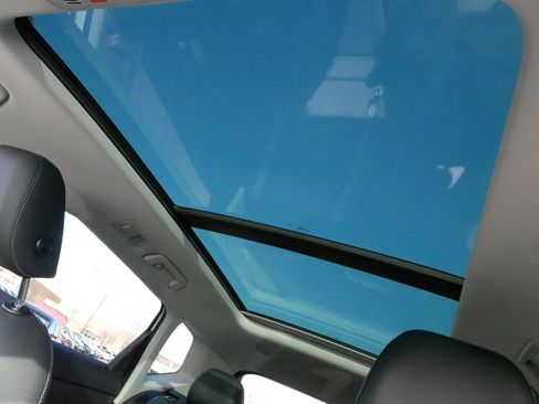 Certified 2025 Volkswagen Taos SE image 32