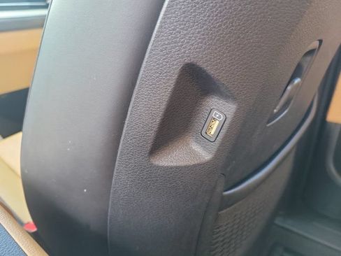 Used 2022 Kia Carnival LX FWD image 16