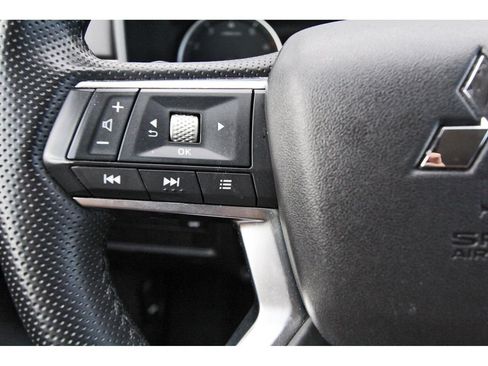 Used 2025 Mitsubishi Outlander AWD image 15