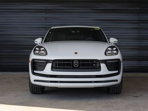 Certified 2026 Porsche Macan AWD/4WD image 10