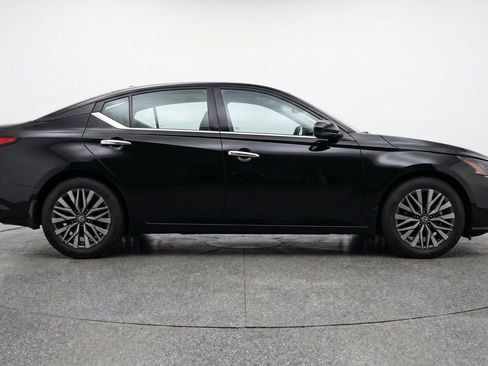 Used 2025 Nissan Altima 2.5 SV FWD image 11