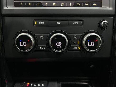 Used 2018 Land Rover Discovery SE image 25