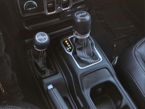 Used 2019 Jeep Wrangler Unlimited Sahara w/ Uconnect 4C Nav & Sound Group AWD/4WD image 24