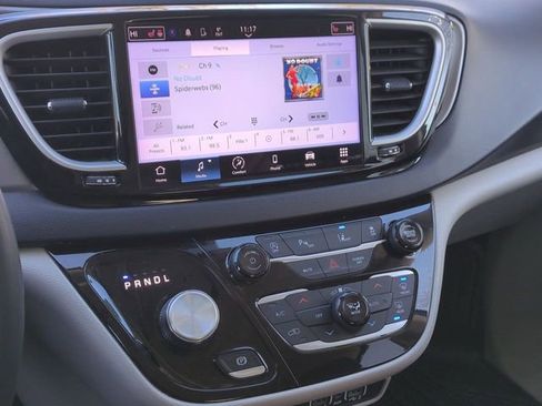 Used 2022 Chrysler Pacifica Touring-L image 16