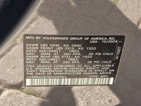 Used 2025 Volkswagen Atlas SEL Premium R-Line image 29