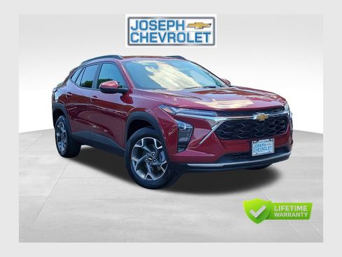 Used 2025 Chevrolet Trax LT FWD image 1