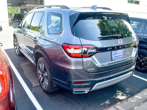 Used 2023 Honda Pilot Touring image 7