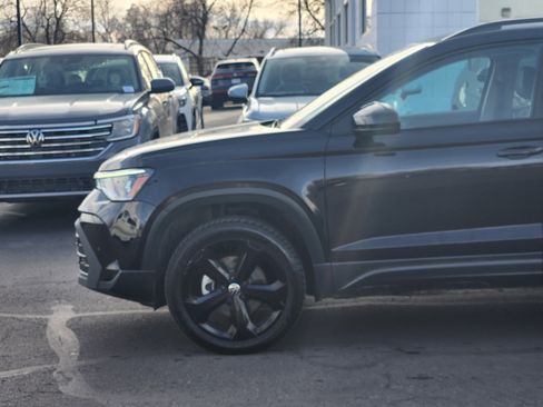 Certified 2025 Volkswagen Taos SE image 2