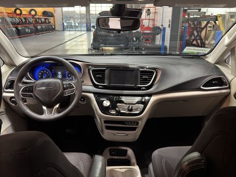 Used 2023 Chrysler Voyager LX image 14