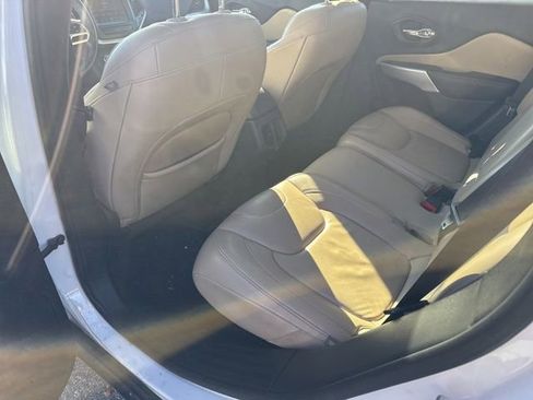 Used 2017 Jeep Cherokee Limited image 13