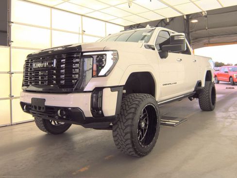 Used 2024 GMC Sierra 2500 Denali Ultimate image 2