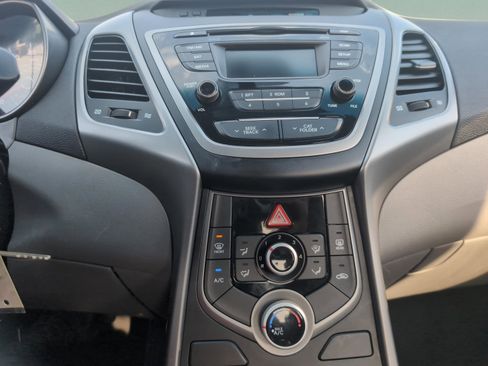 Used 2016 Hyundai Elantra SE image 30