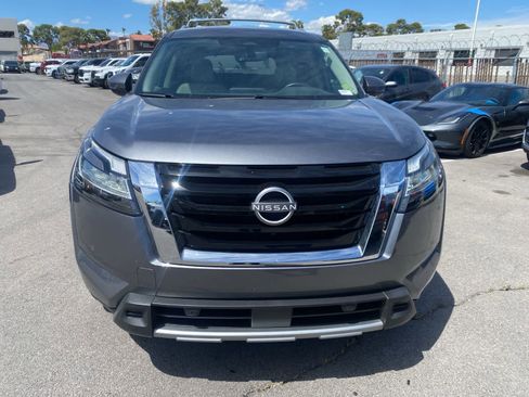 Used 2024 Nissan Pathfinder SL FWD image 2