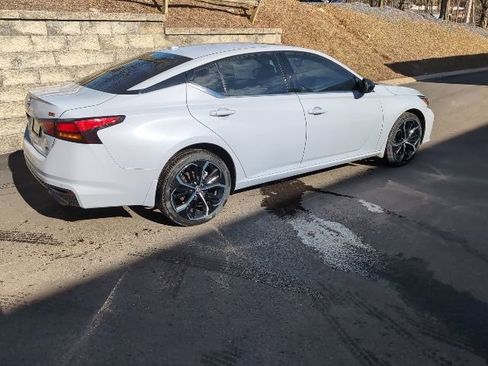 Used 2024 Nissan Altima 2.5 SR w/ SR Premium Package image 3