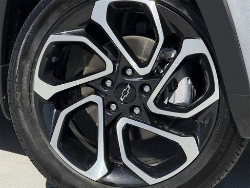 Certified 2025 Chevrolet Trax RS w/ Sunroof Package image 9