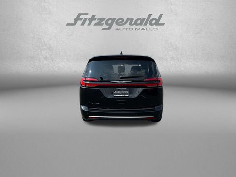 Used 2024 Chrysler Pacifica Touring-L FWD image 7