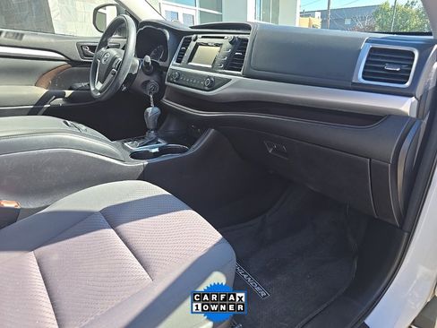 Used 2018 Toyota Highlander LE image 30