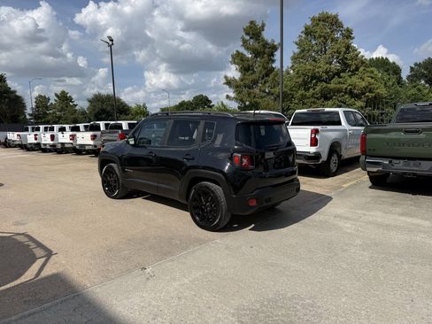 Used 2016 Jeep Renegade Latitude AWD/4WD image 4
