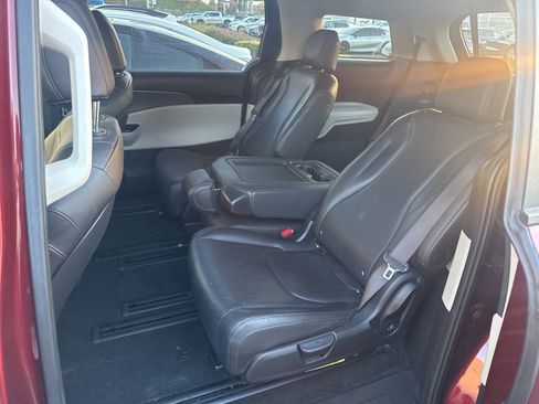 Used 2024 Kia Carnival LX image 5