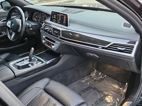 Used 2021 BMW 740i w/ M Sport Package image 23