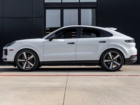 Certified 2025 Porsche Cayenne S AWD/4WD image 2