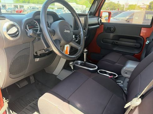 Used 2009 Jeep Wrangler Unlimited Rubicon w/ Dual Top Group AWD/4WD image 11