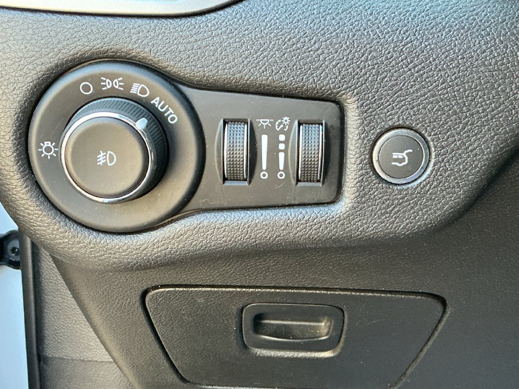 Used 2021 Jeep Cherokee Latitude Lux w/ Comfort/Convenience Group AWD/4WD image 19