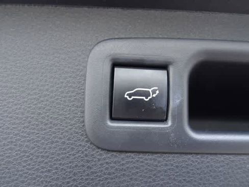 Used 2023 Toyota Highlander XLE FWD image 9
