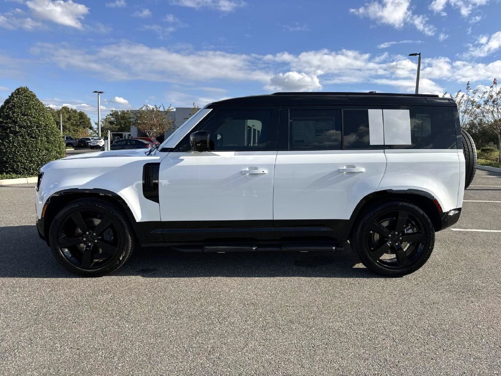 Used 2026 Land Rover Defender 110 X-Dynamic SE AWD/4WD image 3