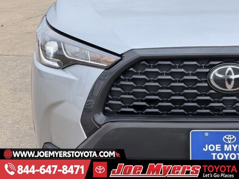 Used 2025 Toyota Corolla Cross LE image 5