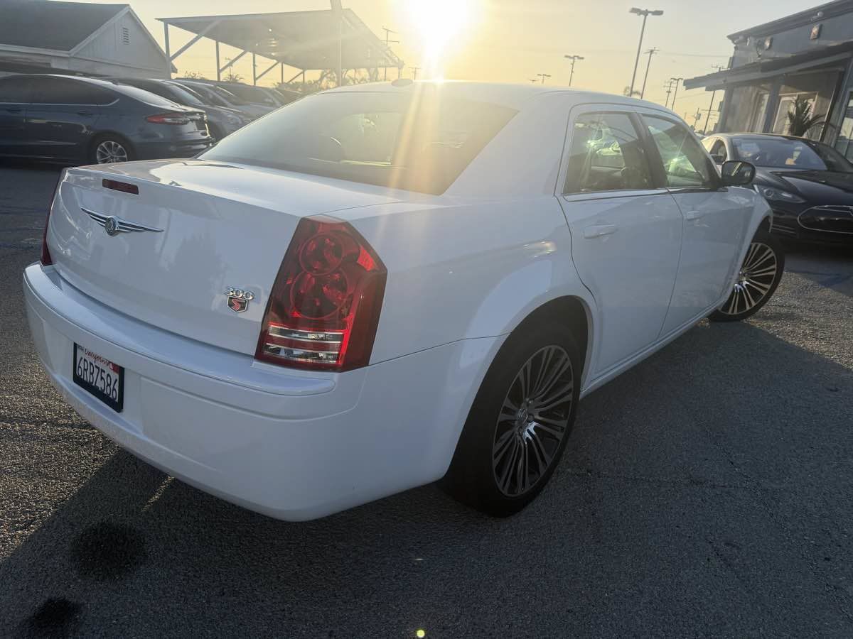 Used 2010 Chrysler 300 S RWD image 6