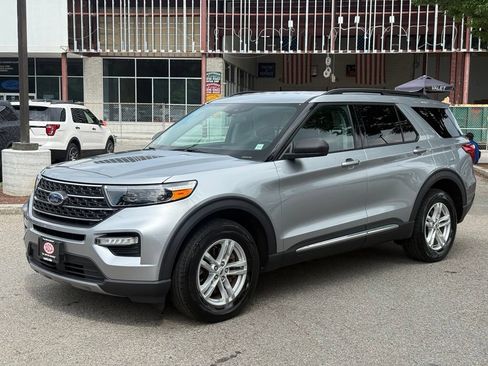 Used 2023 Ford Explorer XLT w/ Equipment Group 202A AWD/4WD image 4